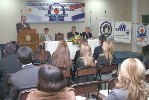 El Presidente de la Corte se dirigió a los presentes durante la ceremonia de apertura.