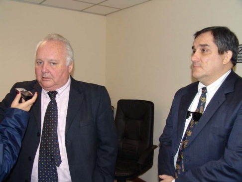 Víctor Galeano Perrone en compañia de su abogado defensor Hermes Rafael Saguier.