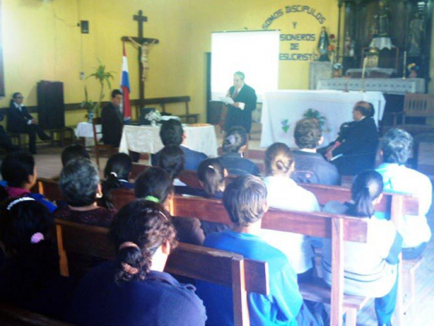 La actividad comenzó con las palabras de bienvenida del cura párroco local, Deidamio Isasi, quien destacó la presencia de los magistrados.