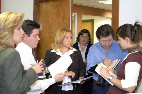 La dirigente sindical Porfiria Ocholasky conversando con periodistas