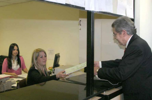 Momento en que el abogado Alfredo Porro presenta la acción de inconstitucionalidad.