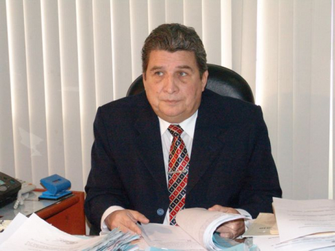 El doctor Núñez escuchó todos los reclamos y tomó nota de ellos.