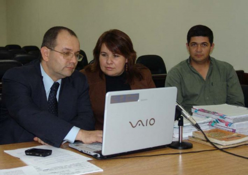 Felix Ortiz (camisa verde) acompañado de sus defensores.