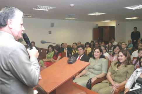 El presidente de la Corte Suprema de Justicia, doctor Víctor Núñez tomó juramento a los nuevos jueces de paz.   