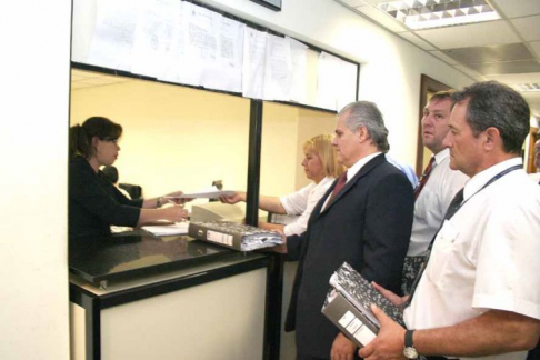 Momento en que los sindicalistas Porfiria Ocholasky y Juan Carlos Olivetti, acompañados de algunos funcionarios, presentan la acción de inconstitucionalidad.