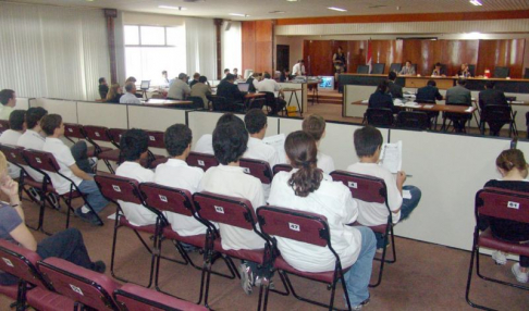 Alumnos del colegio Estado de Israel presenciando la audiencia oral y pública.