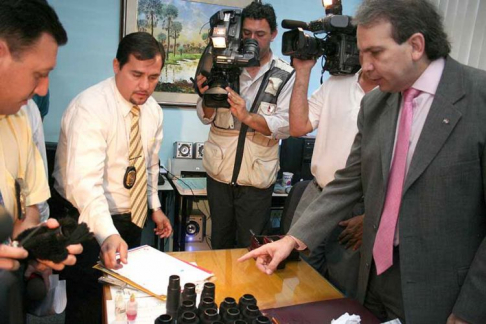 Instante en que el juez Delgado con acompañamiento de los agentes antidrogas verifica los carreteles de hilos.