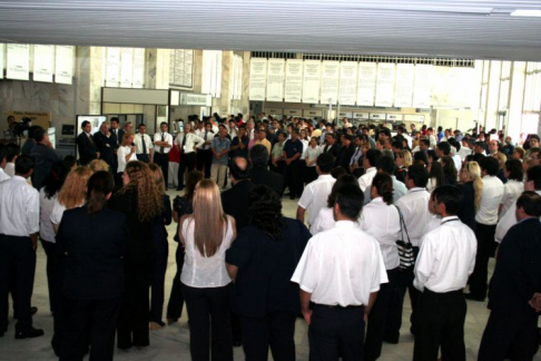 Los funcionarios están en permanente reunión para analizar la marcha de la huelga. 