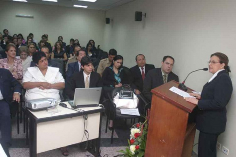 La ministra Alicia Pucheta de Correa exponiendo el informe de gestión.