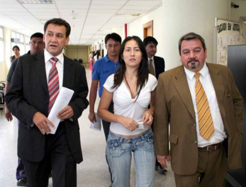 Zully Lorena Samudio en compañía de sus abogados.