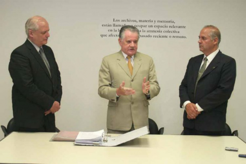 El presidente de la Corte doctor Víctor Núñez recibe los documnetos para el Museo de la Justicia