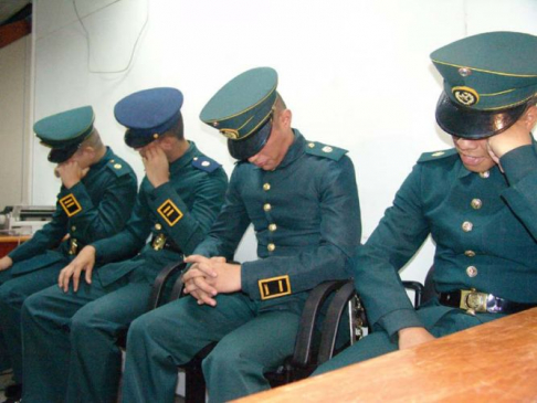 Los cadetes deben cumplir prisión domiciliaria.