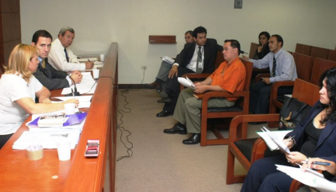 Dirigentes del Sindicato de Funcionarios Judiciales del Paraguay (SIFJUPAR) analizan contrato colectivo