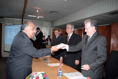 Pedro Lucio Talavera, uno de los funcionarios distinguidos, recibe el reconocimiento de manos del Presidente de la Corte