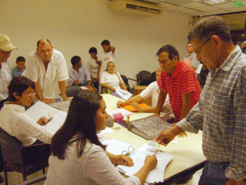 Victimas de la dictadura solicitan informes de habeas data en el Centro de Documentación y Archivo