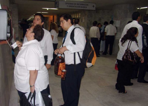 Imágenes de funcionarios marcando relojes en horas de la mañana