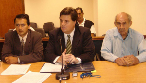 El acusado Isidro Gonzalez (derecha) acompañado de sus defensores durante la audiencia.