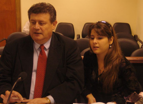 La querellada, María del Carmen Meza Narváez, en compañia de su abogado durante el juicio oral.