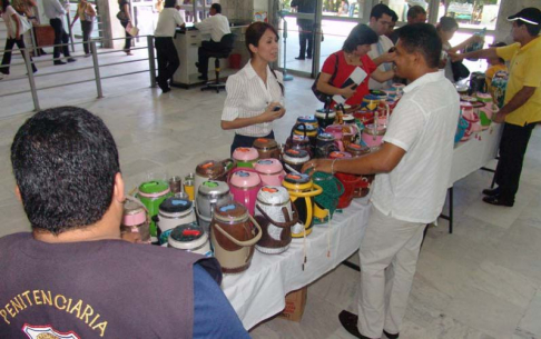 Gran cantidad de gente se acercó a observar y adquirir los productos en exposición.