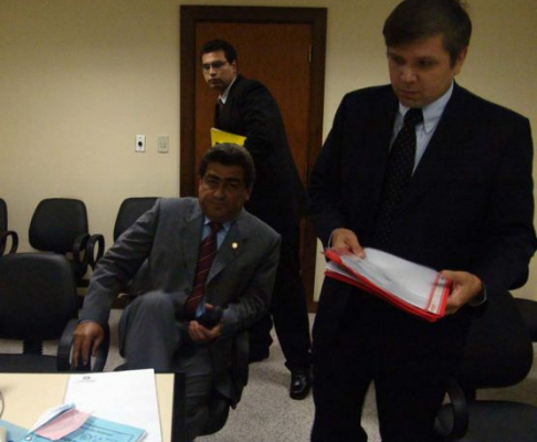 El acusado Roberto Gonzalez (sentado) junto a su abogado minutos antes de iniciarse la audiencia.