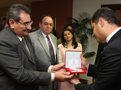 El mandatario ecuatoriano recibió como obsequio un mapa del Paraguay en filigrana.