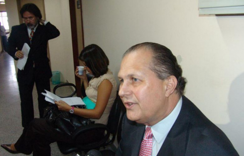 El ingeniero Paul Sarubbi en acompañado de sus abogado antes del desarrollo de la audiencia.