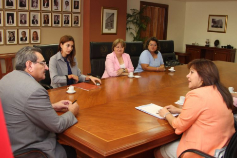 Imagenes de la reunion entre el presidente de la Corte y la Asociación de Abogadas