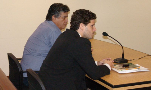 Escobar Cattebeke en compañia de su defensor, durante la audiencia de revision de medidas. (Archivo)