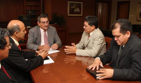 Reunión entre el Presidente de la Corte, doctor Antonio Fretes y los abogados.