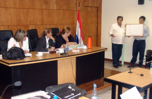 El acusado Eugenio Escobar Cattebeke prestando declaracion ante el Tribunal de Sentencia.