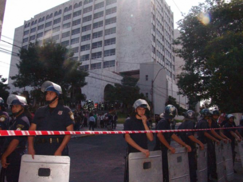 Momentos que efectivos Policiales ingresan a la sede del Palacio de Justicia