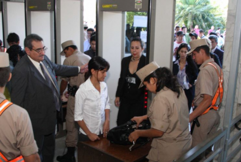 El titular del máximo tribunal trató de colaborar con los policías para agilizar el ingreso de las personas.