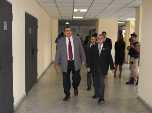 El doctor Fretes recorre diariamente el Palacio de Justicia.