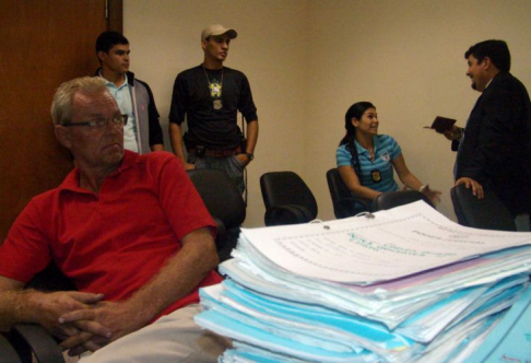 Momento en que el detenido escucha la disposición judicial