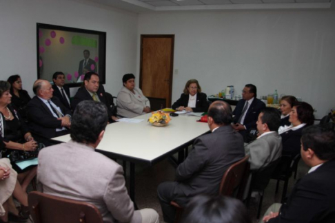 La superintendenta judicial de Guairá, ministra Alicia Pucheta; dialogó con los jueces y defensores públicos.