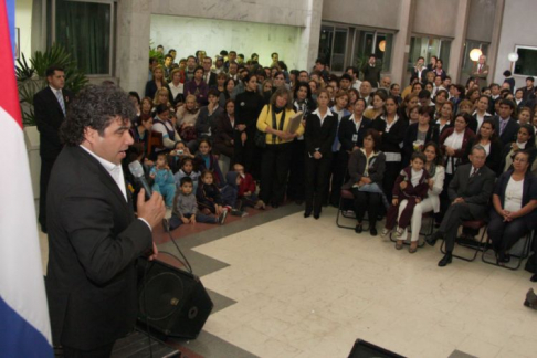 El tenor Jorge Castro en el festival en homenaje a las madres y a la patria, en el Placio de Justicia