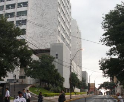 Adyacencias del Poder Judicial, zona donde queda prohibido el estacionamiento de vehículos