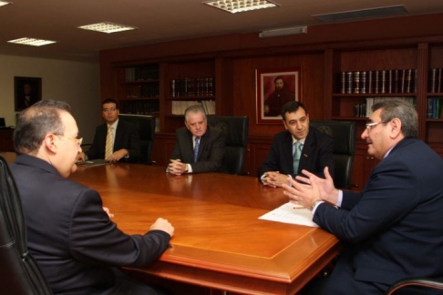 Momento en que el Presidente de la Corte recibe a magistrados de México y Portugal