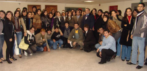 Alumnos de derecho posando con los jueces de sentencia Elio Ovelar y Enrique Alfonso