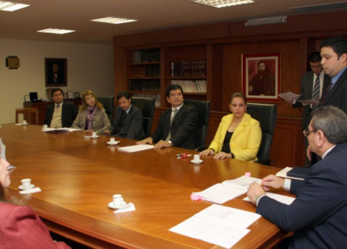 En la reunión de hoy, se debatió sobre la necesidad de reforzar las capacidades de los recursos humanos .