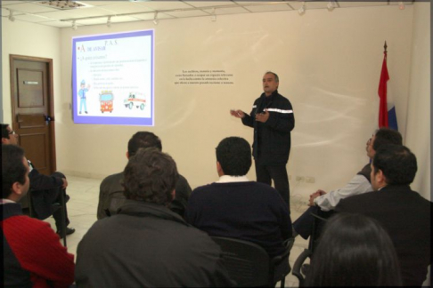 Capitán Luis Alberto Medina dictando la charla.
