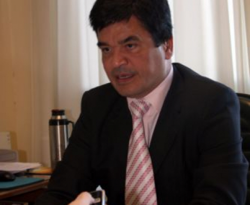 Juez Hugo Morán, quién resolvió la adjudicación de un terreno a favor de Conavi