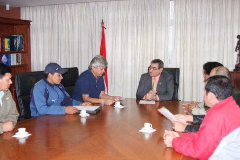 El Presidente de la Corte en plena reunión con los sindicalistas.