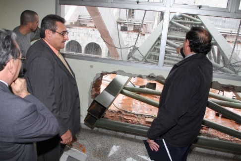 Doctor Antonio Fretes y ministro Altamirano observando la construcción.