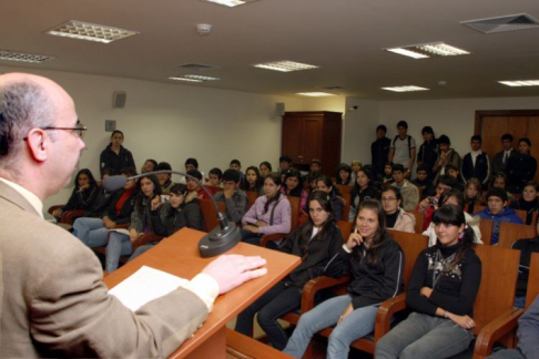 Defensor público Camilo Torres dialogando con escolares
