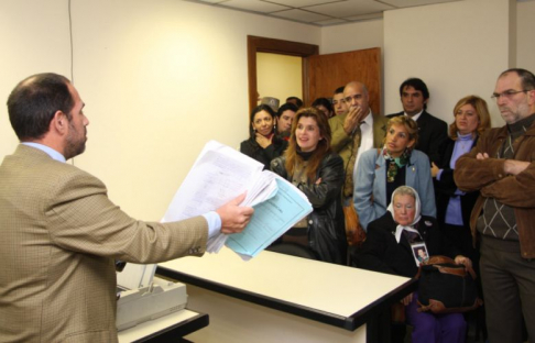 Juez penal de Garantías, Gustavo Amarilla en su despacho con las partes del proceso. 