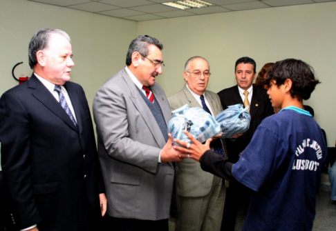 El ministro Víctor Núñez, el presidente de la Corte, Antonio Fretes y el ministro Bajac, en el momento que entregaban los presentes a los lustrabotas