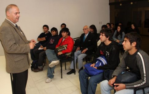 Doctor José María Benítez Riera hablando con los alumnos.