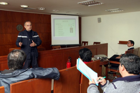 Capitán Luis Alberto Medina dictando la charla.