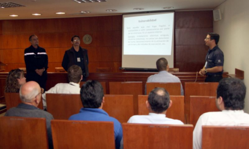 Los capitanes Luis Alberto Medina, Pierre y Tomás Florentín durante la charla